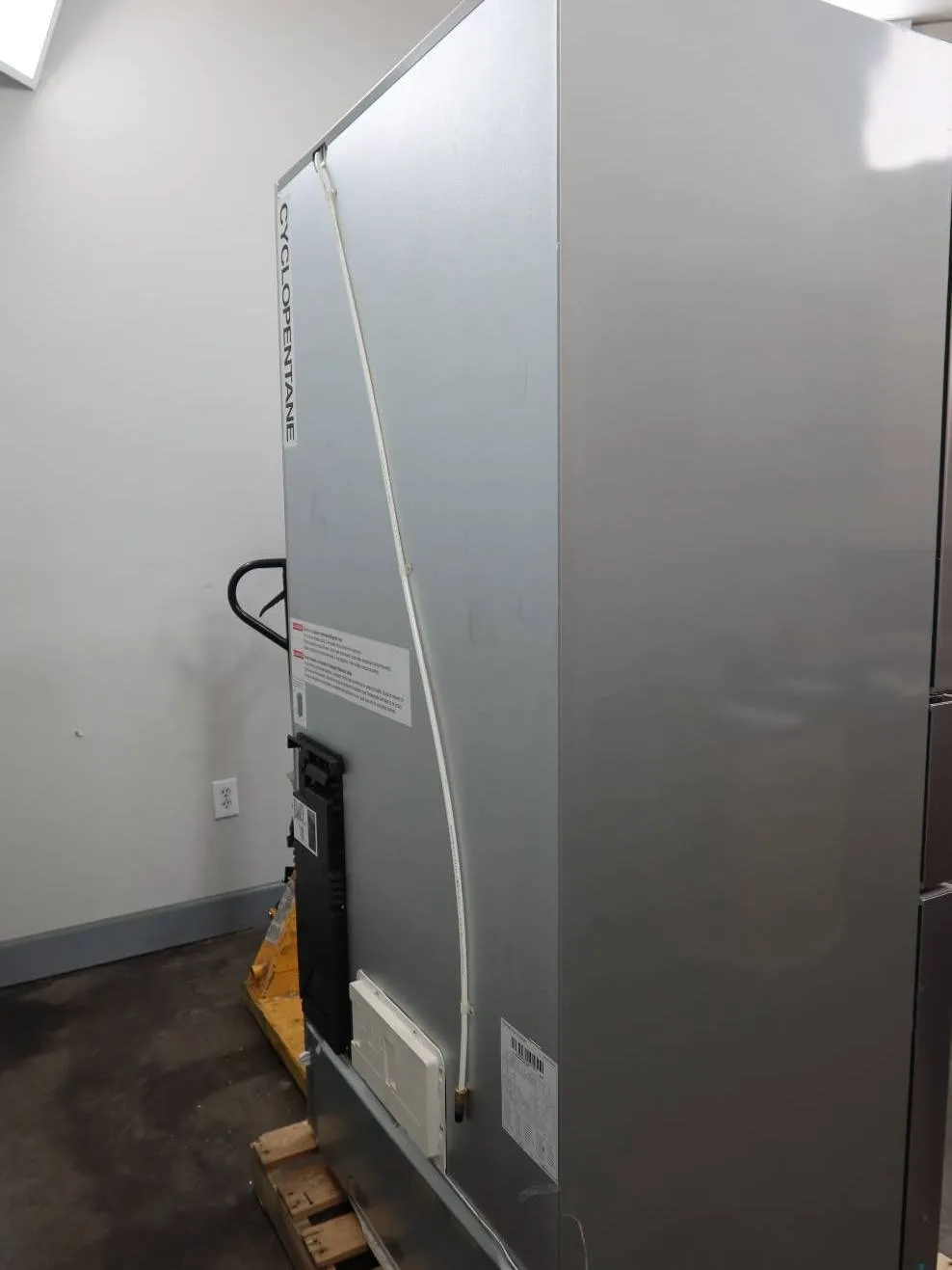Bosch 800 Series 36" SS Counter Depth Smart French Door Refrigerator B36CL80SNS